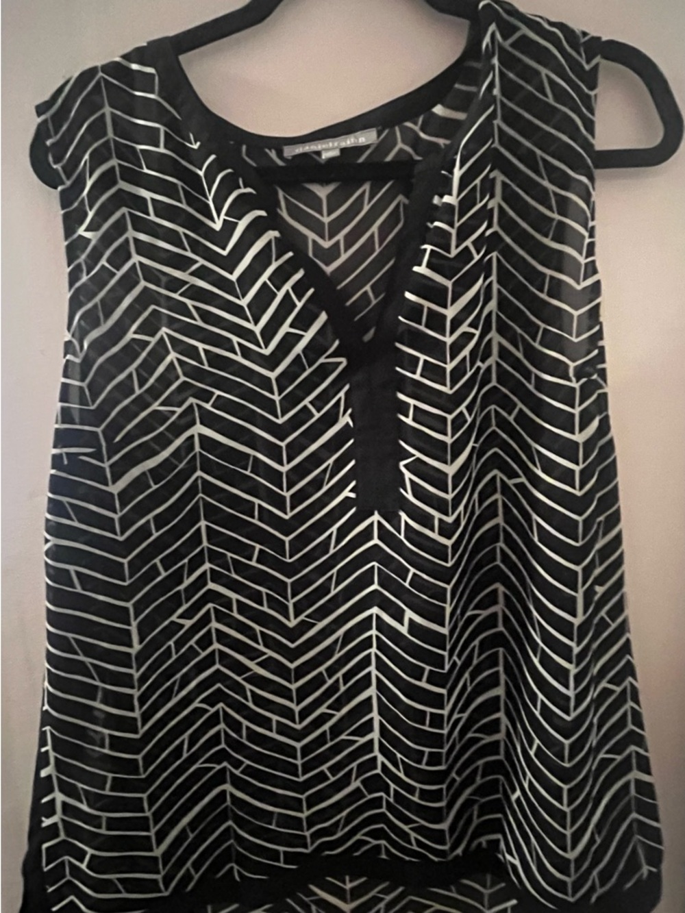 Daniel Rainn Top

• black and white
• geometric 
• flowy